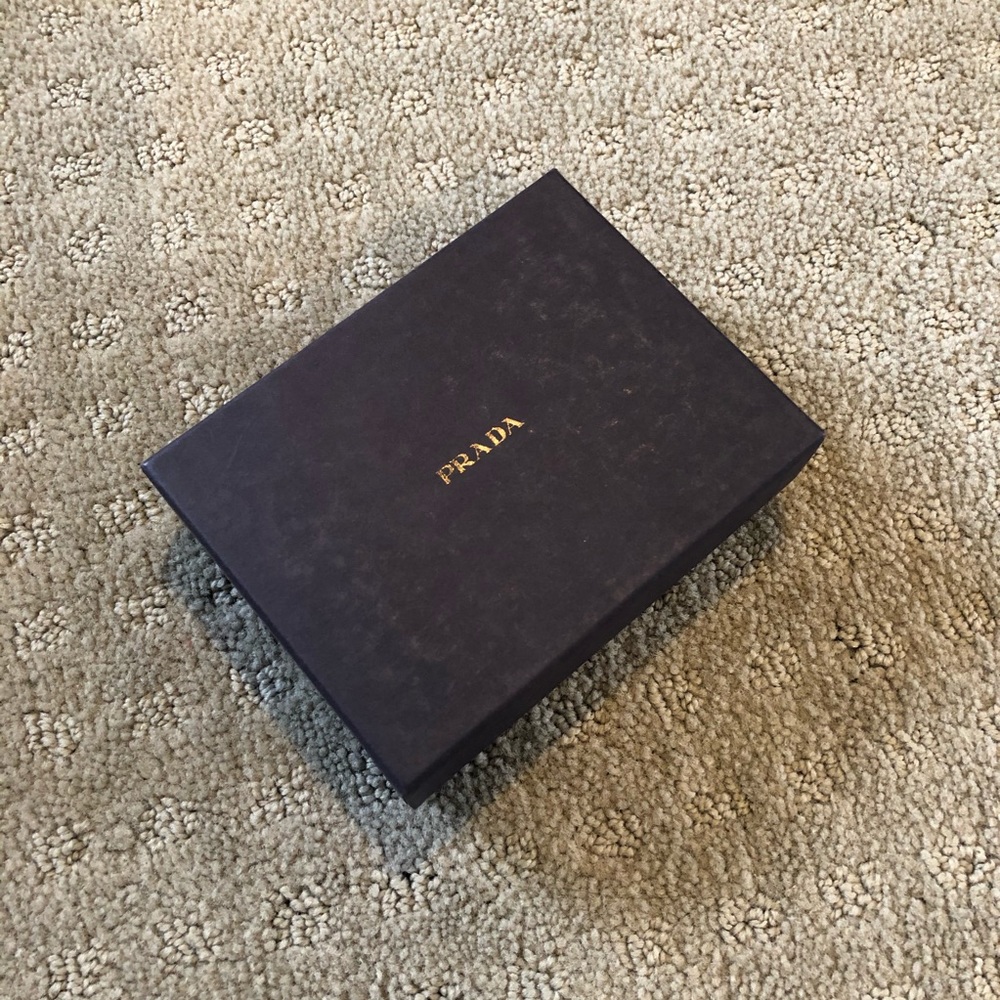 💯 💵🎁 Authentic PRADA Gift Box - Picture 2 of 6